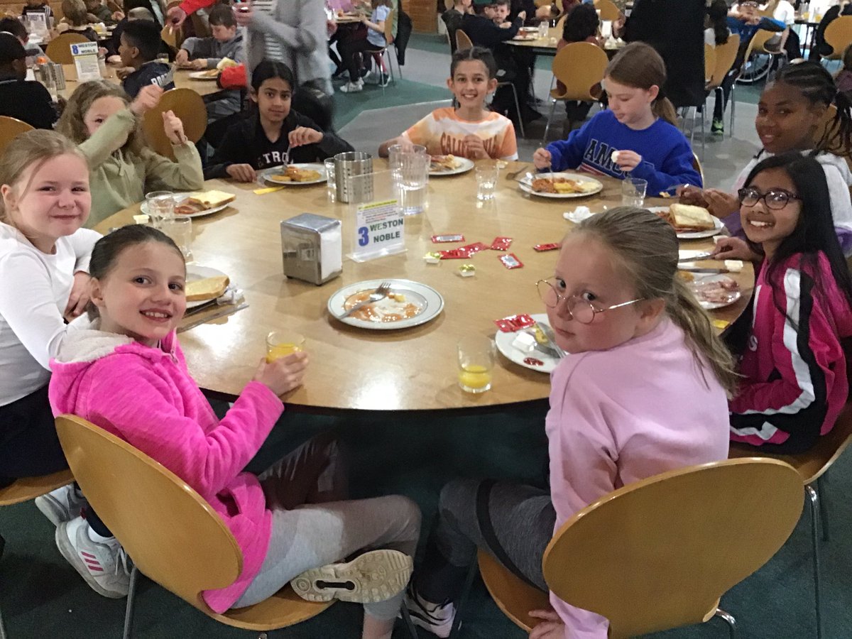 ManorPrimarySch's tweet photo. Breakfast time! #day2 #diningwithfriends https://t.co/kHDOZqnnTi