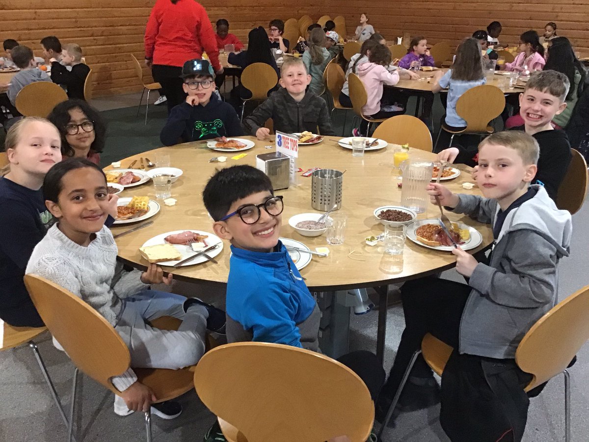 ManorPrimarySch's tweet photo. Breakfast time! #day2 #diningwithfriends https://t.co/kHDOZqnnTi