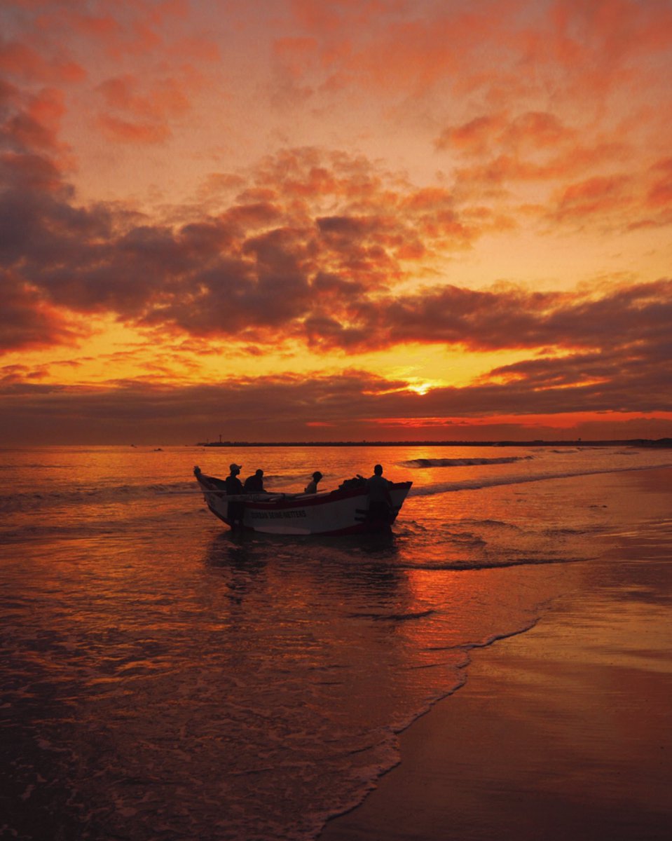 nataliejerasmus's tweet photo. Sunrise Seine Netters 🚣🏼🐟✨ #ExploreSA #ThisIsSouthAfrica #SouthAfricanSkies #SouthAfricaZA #MeetSouthAfrica #VisitSouthAfrica #Durbanism #DBNTourism #SouthAfrica #Africa #Safari #Travel #Photography #Wanderlust #Adventure #Durban #KwaZuluNatal #GoldenMile #Sunrise #Fishing https://t.co/ZhQhGOfcj7