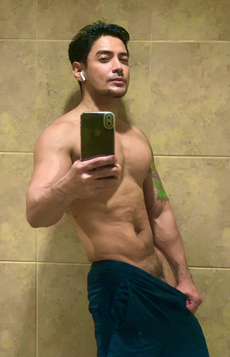 dadedidodu_dee's tweet photo. Just an prdinary hot Thursday in the gym aftr cardio🤨 https://t.co/8Pur5HpLWB