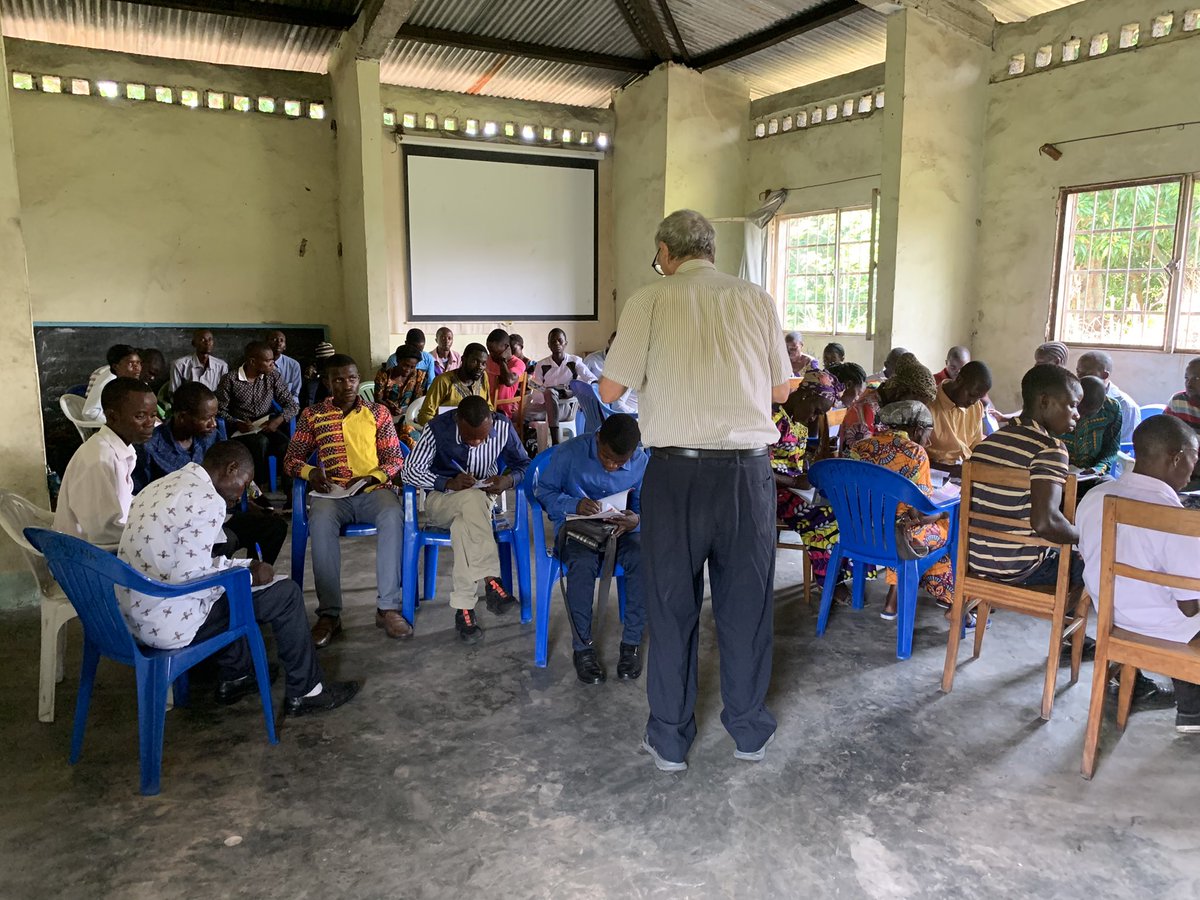 Ruthnkongolo1's tweet photo. Notre programme de renforcement de capacités des acteurs éducatifs ( Enseignants, directeurs et parents )a été lancé à #Iniangi dans le diocèse de #Popokabaka avec l’appui de @Misereor #l’educationnepeutpasattendre https://t.co/mlfwWRsUjD