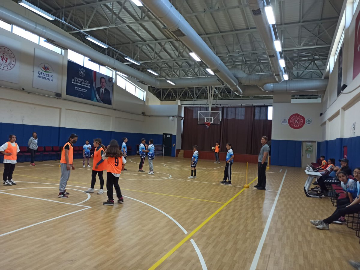 Gsb_MenderesGM's tweet photo. Menderes Gençlik ve Spor İlçe Müdürlüğü'müz 
ve 
#Menderes İlçe #MilliEğitim Müdürlüğü
işbirliği ile düzenlenen,
İlçemizde bulunan ortaokullar arası gerçekleşen #kaleli yakan top turnuvası son buluyor.
@kasapoglu @gencliksporbak https://t.co/litRG7MqAT