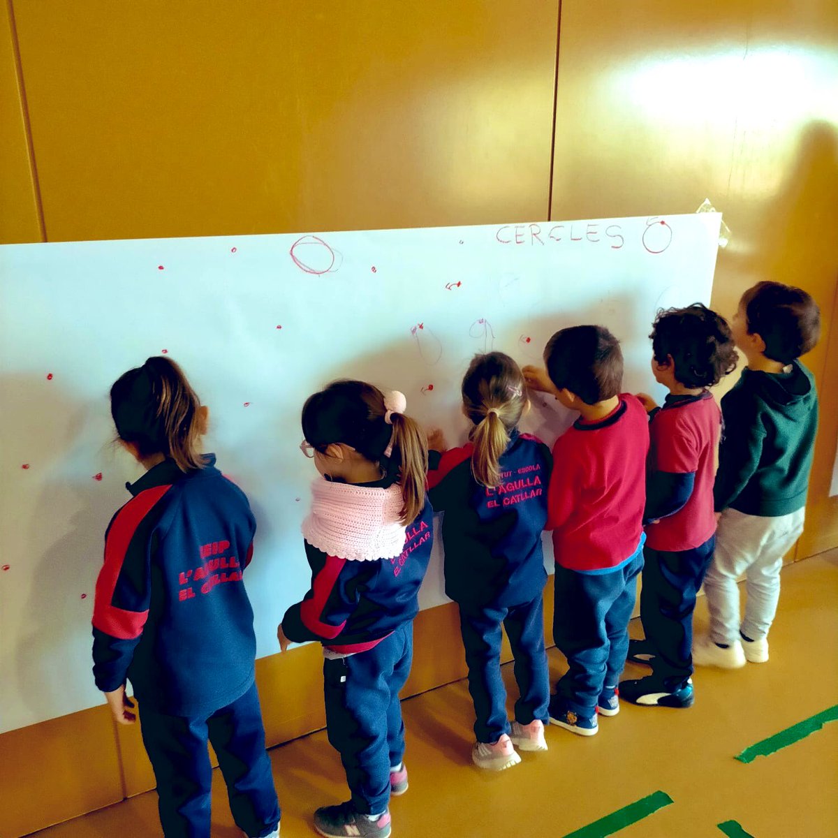 Escola_Agulla's tweet photo. #P3 #EI ha treballat el cercle ⭕️ tot experimentant amb material divers i el propi cos 🧒🏼👦🏻👧🏾.

#ieagulla #aprenentatges https://t.co/rFFeoZdTbx