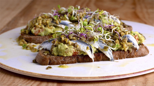 cineytele's tweet photo. A partir del 2 de mayo, @CanalCocina lanza su nueva producción original 'Quique al cubo', en el que el chef Quique Barella (@qbarella ) aúna tradición, tendencia y platos exprés con una serie de recetas accesibles a todos los públicos
https://t.co/7SKizwagI1 https://t.co/ztk43dLZaB