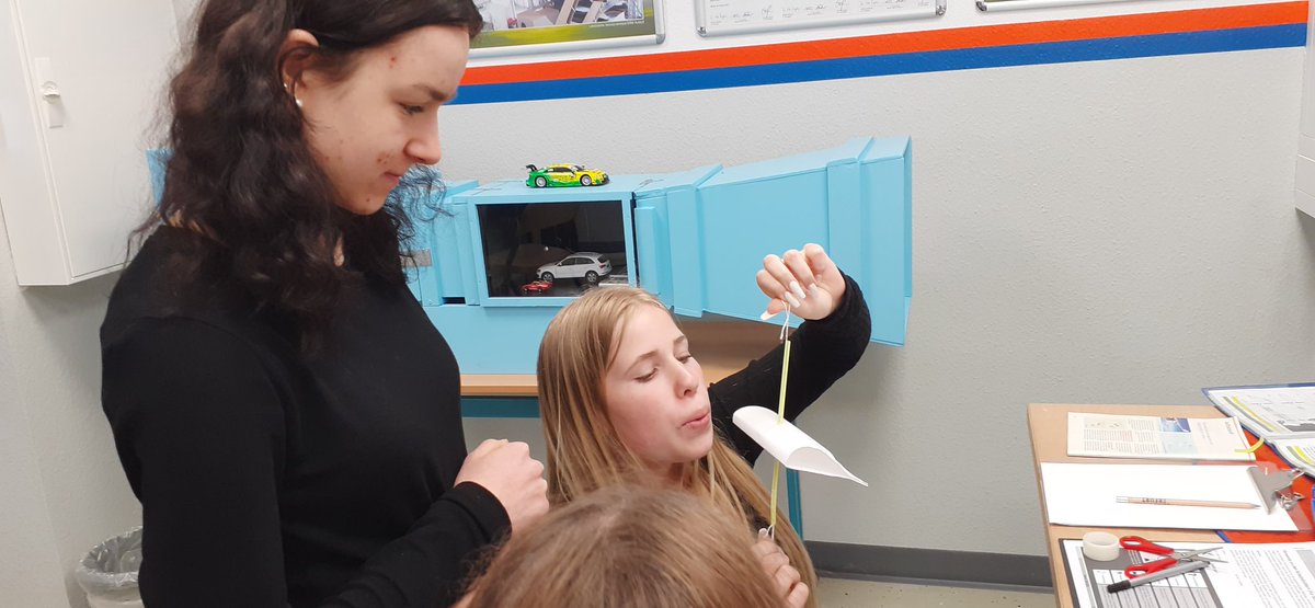 greiner_mario's tweet photo. Warum fliegt ein #Flugzeug? Wie kann man eine künstliche #Hand steuern? Welche #Berufe verbergen sich hinter diesen #Techniken? Diese Themen erkunden #Mädchen beim #girlsday im #Bionikzentrum. https://t.co/YySzO6SSwX