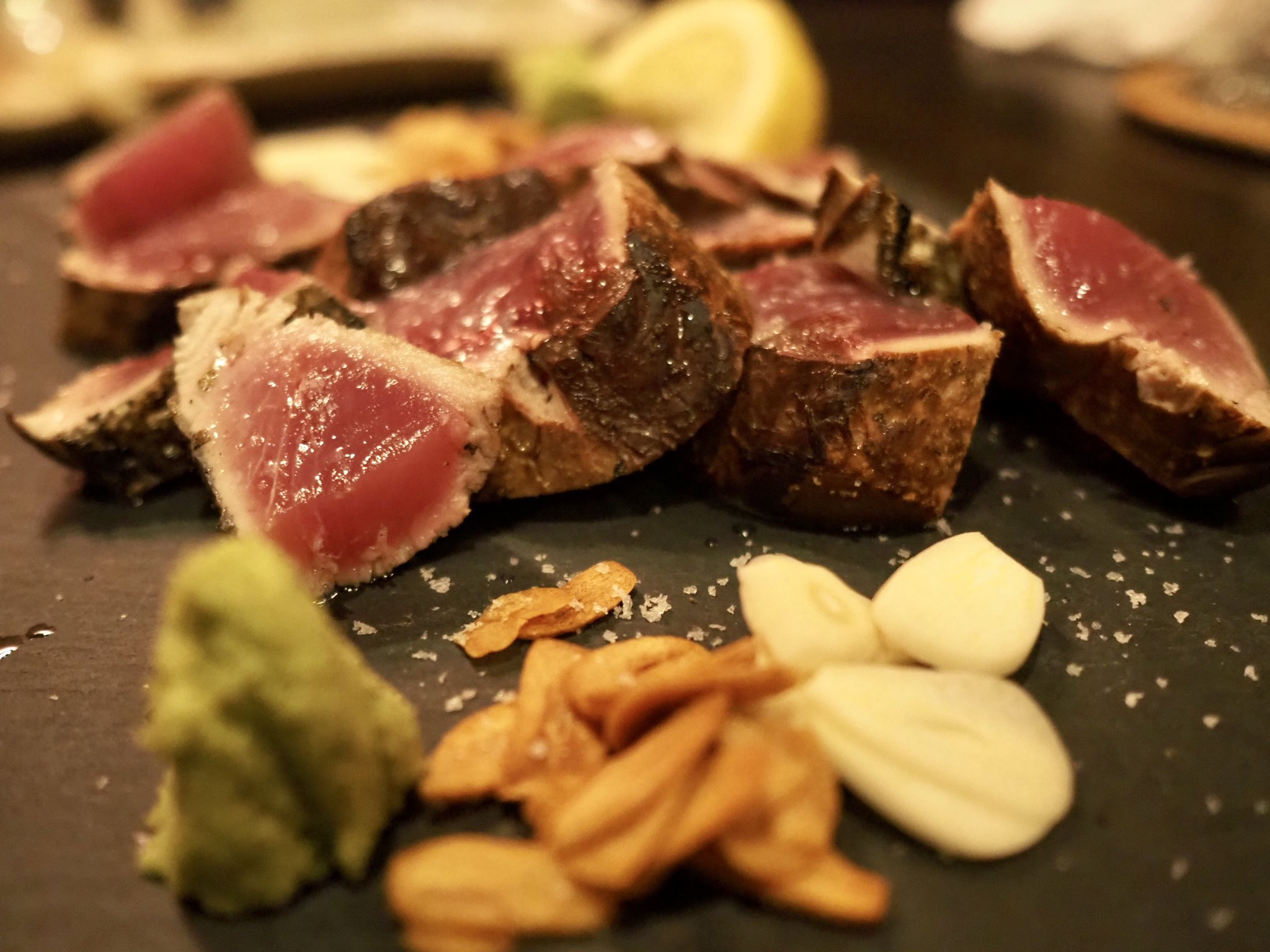تويتر 高知yummyブログ على تويتر こちらは鰹テロ パリッパリのニンニクチップとワサビと肉厚の鰹 美味しいに決まってる 飯テロ 高知飯テロ T Co Xkmbro0mnw