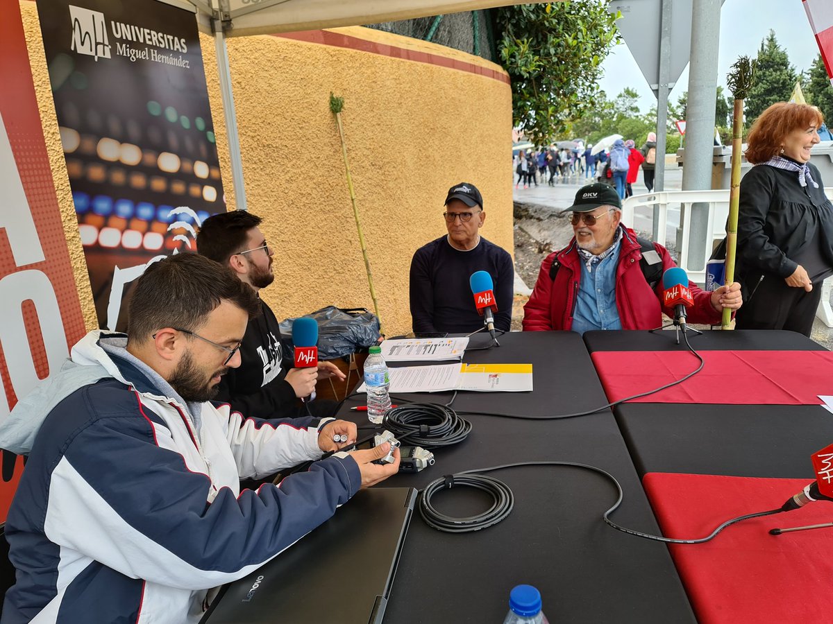 RADIO_UMH's tweet photo. Pedro Sáez y Manolo Javaloy, además de alicantinos de pura cepa y romeros, son los papás de nuestros compañeros de la @UniversidadMH @pedrosaez, @AlexJavaloy y @serjavaloy, respectivamente. 😍😍😍 ¡Cuánto saben de la tradición alicantina! ¡Qué gusto! https://t.co/smQD6EZ9Jh