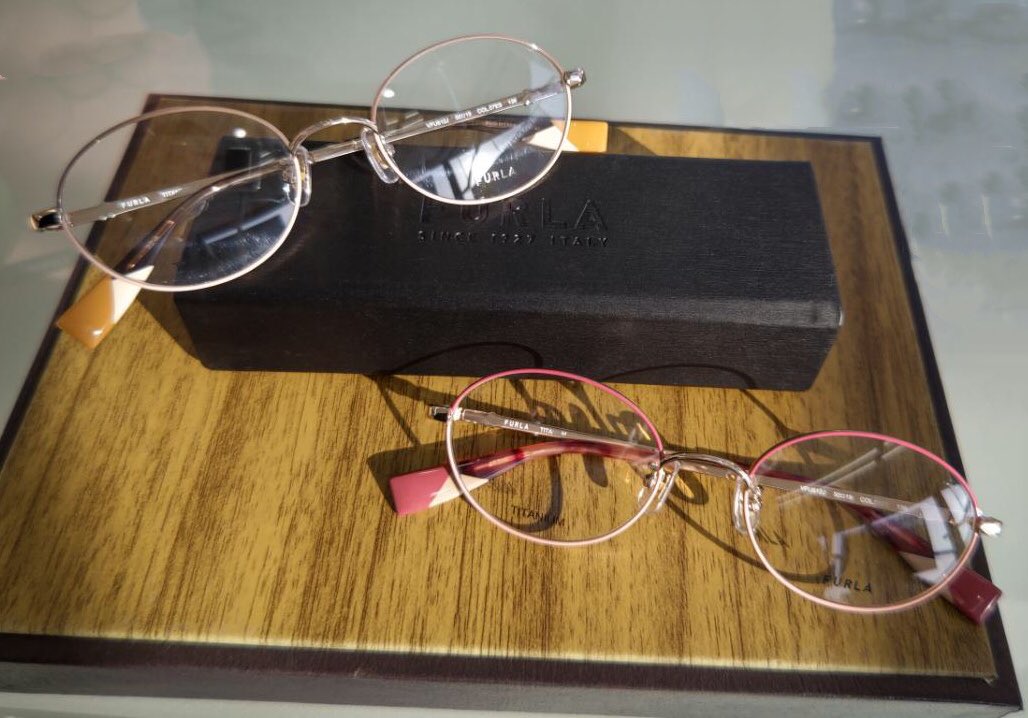 メガネクラブ矢巾店 Furura フレーム紹介 Vfu612j 50 19 138 Col 0323 右下 07es 左上 フロント部分の2色使いがとても素敵なメタルフレーム 下部分に淡いピンクが入っていることにより表情が柔らかくなり 一気に女性らしくなります ぜひ 店頭
