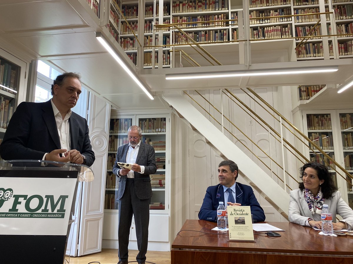 ManuMB's tweet photo. “O eres diferente o eres barato”, esa es la dicotomía que trae la globalización; sostiene @ma_gsr en la presentación del número de la Revista de Occidente dedicado al turismo y al transformación digital https://t.co/Vt0QOJiyZs