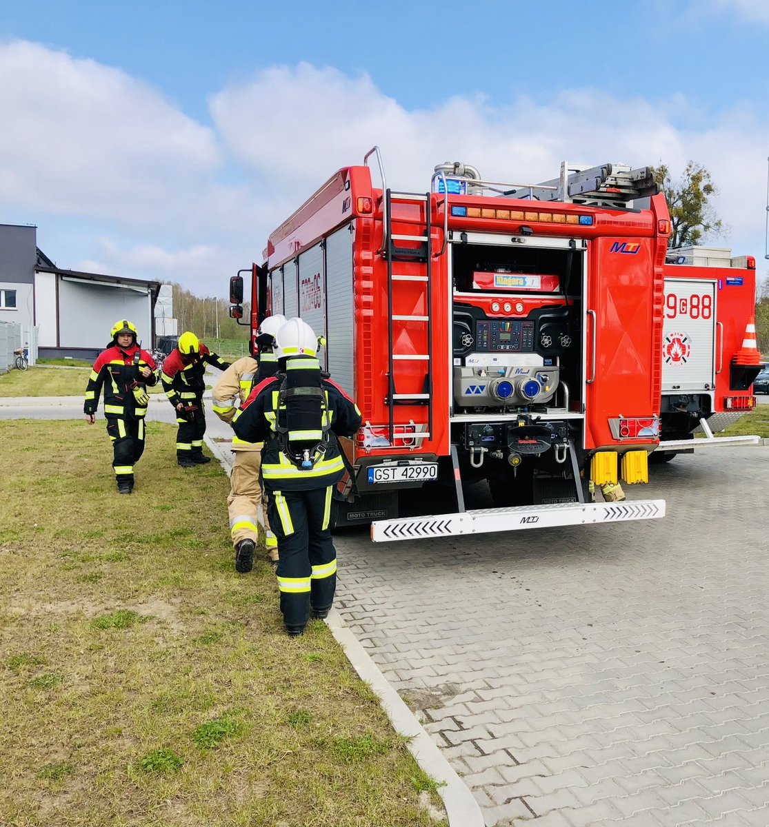 KPPSPStarogard's tweet photo. 27 kwietnia 2022 br. w Zakładzie Produkcyjnym Kropek Sp. z.o.o. w #Zblewie, odbyły się ćwiczenia, w których udział wzięły zastępy z #JRG #Starogard, #OSP #Zblewo, #OSP #Pinczyn, #OSP #Semlin 🚒🚨 https://t.co/56ym7epiv8