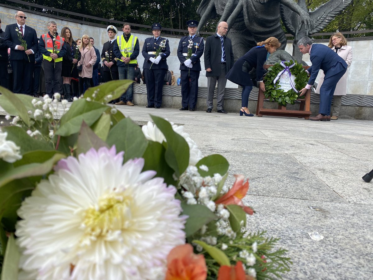 A wreath-laying ceremony is taking place in the Garden of Remembrance in Dublin to honour those killed or seriously injured in work-related incidents. Today is Workers' Memorial Day. rte.ie/news/ireland/2…