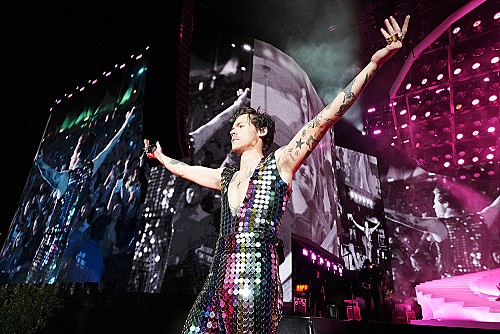 BillboardJP_INT's tweet photo. ハリー・スタイルズ、1D時代の苦悩と自身のセクシュアリティに関する憶測が『ハリーズ・ハウス』に影響を与えたと明かす https://t.co/LLX2cRGego #HarryStyles https://t.co/Q1xf4WpurR