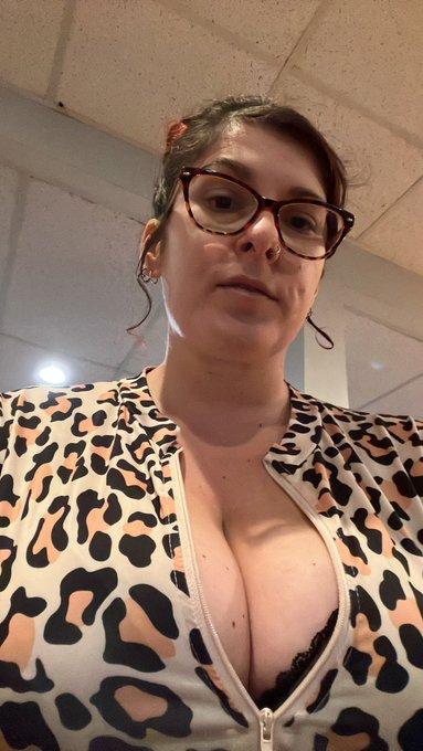 Never mind on cam, construction dude coming over. Be on cam this afternoon! https://t.co/D8st9okTD9<a href="/tag/newprofilepic"class="tags"><span>#newprofilepic</span></a>