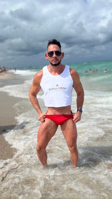 Bottom Feeder ??
.

? @MyDaddeeBox 
.
#tanktop #sexy #sexymen #confort #gay #gaymen #picoftheday #daddy