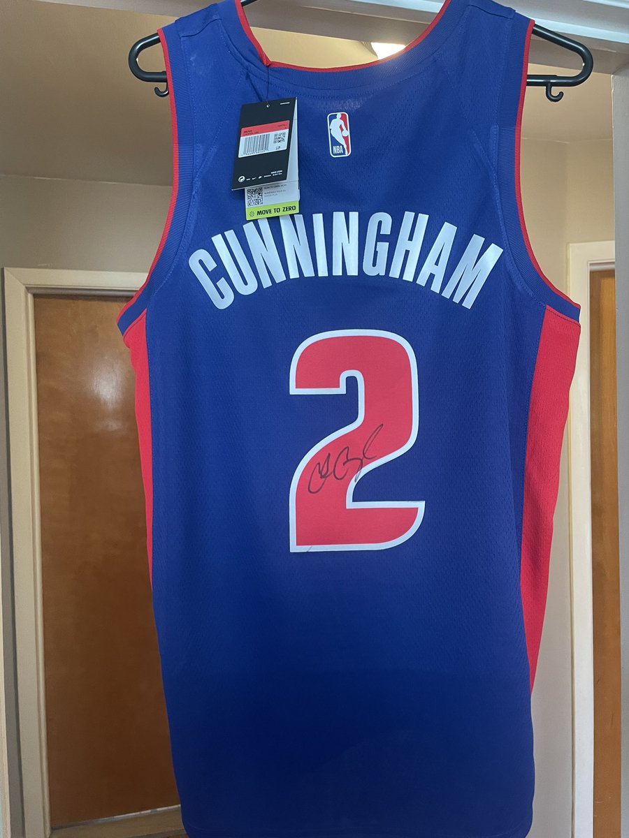 Konanis8's tweet photo. Autograph @CadeCunningham_ Giveaway: 

- Like/retweet this tweet.

- Place bet w/ @PointsBetUSA on who YOU think goes @ #2.

- Take a picture of bet &amp; place in comments on this tweet or pinned tweet.

- Winner selected tomorrow, follow so you never miss a giveaway. 🍻

#NFLDraft https://t.co/zbXWq6MD6e