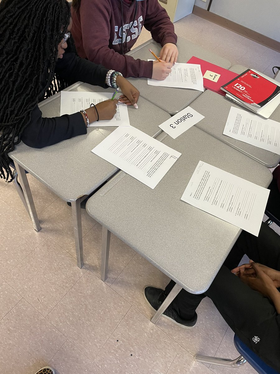 a_rschubert's tweet photo. Les És du cours FRA1DP de l’ESCSF collaborent en stations pour perfectionner les règles d’accord du participe passé. Une variété de stratégies et de supports sont offerts à TOUS pour répondre aux profils variés dans la salle de classe. Bravo!!   @cscmonavenir @progavenirsec #cua https://t.co/s263mIhDad