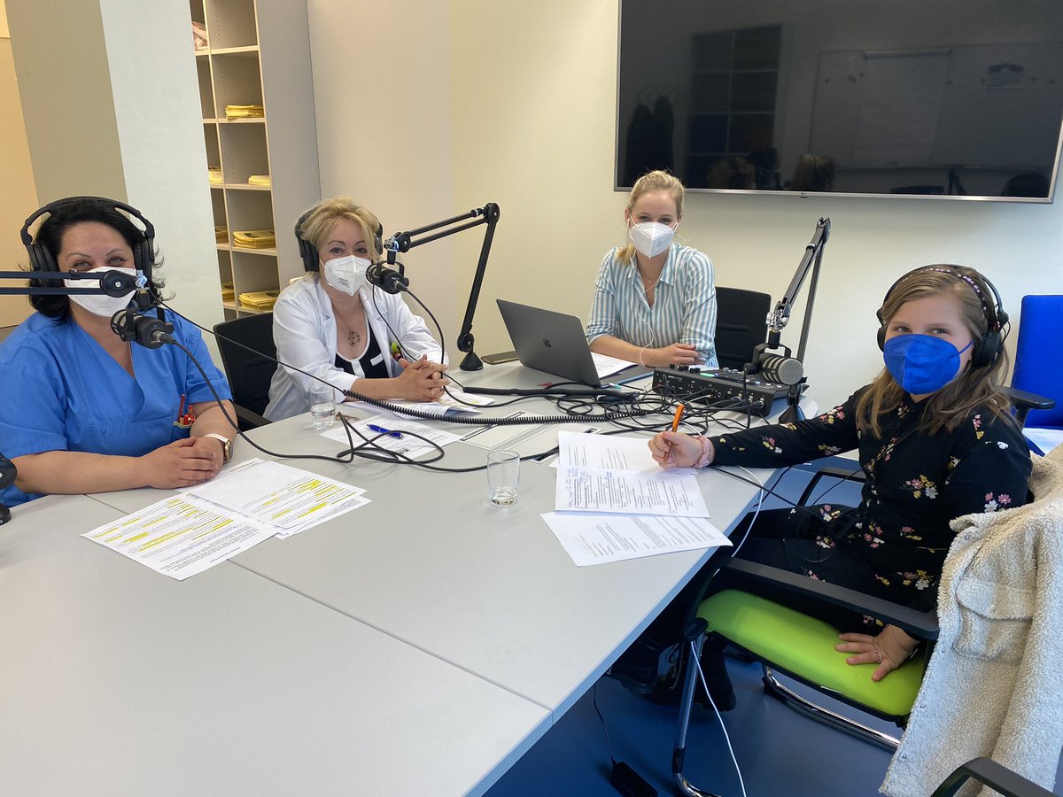 wiengesundheit's tweet photo. Manuela Birk ist Psychiaterin und arbeitet auf der Demenzstation der #PflegeLeopoldstadt. In unserer neuen Podcastfolge erklärt sie, gemeinsam mit Pflege-Stationsleiterin Ivana Lazarevic, der elfjährigen Lia, wie man am besten mit Personen umgeht, die an #Demenz erkrankt sind. https://t.co/ubJHHUcNtf