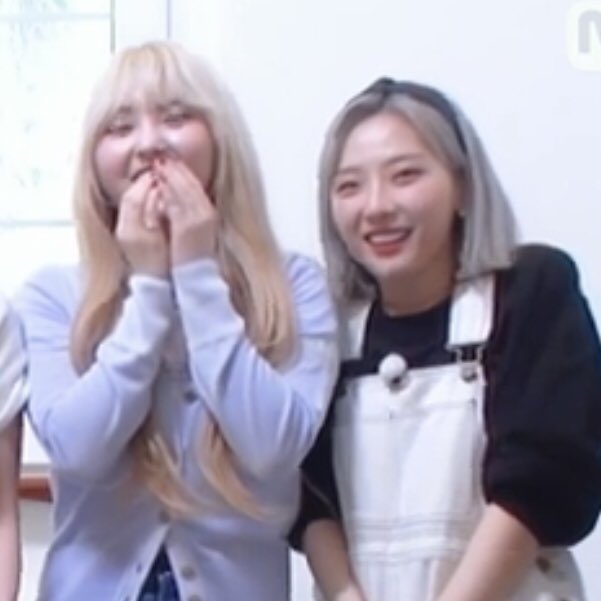 picschaehyun's tweet photo. chaehyun and haseul <33 https://t.co/Y3v1V7nhcI