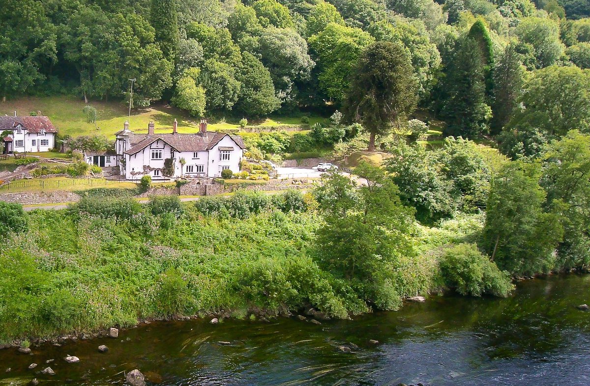 RRKProperty's tweet photo. This former Victorian lodge is nestled high on the side of the river Wye with outstanding panoramic views. Detached and set over 2 floors with 7 beds (5 En-suited). With 4 acres of gardens and woodland and extensive parking on two terraces. Suitable for dual family use. https://t.co/XhUhgYWc4K
