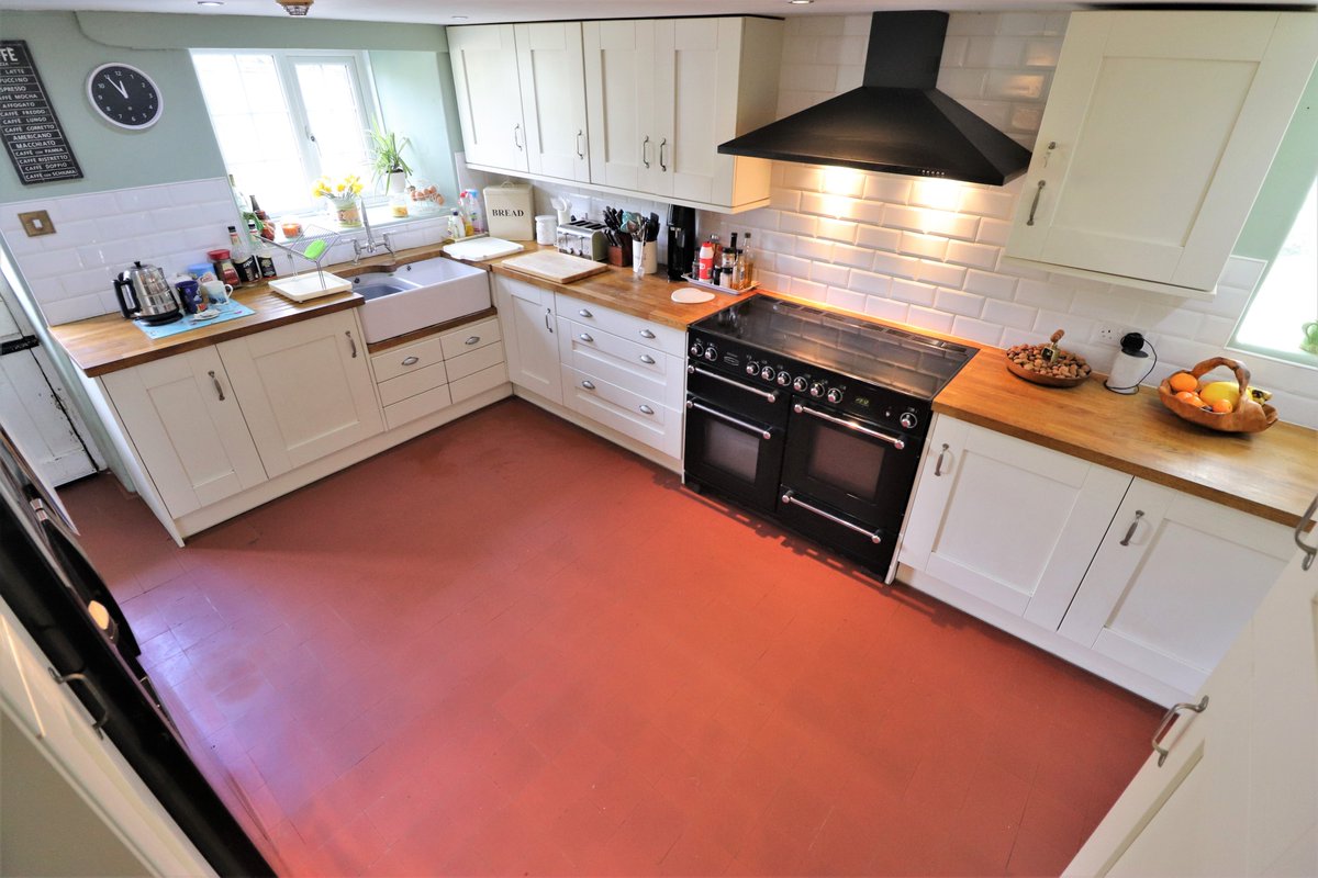 RRKProperty's tweet photo. This former Victorian lodge is nestled high on the side of the river Wye with outstanding panoramic views. Detached and set over 2 floors with 7 beds (5 En-suited). With 4 acres of gardens and woodland and extensive parking on two terraces. Suitable for dual family use. https://t.co/XhUhgYWc4K