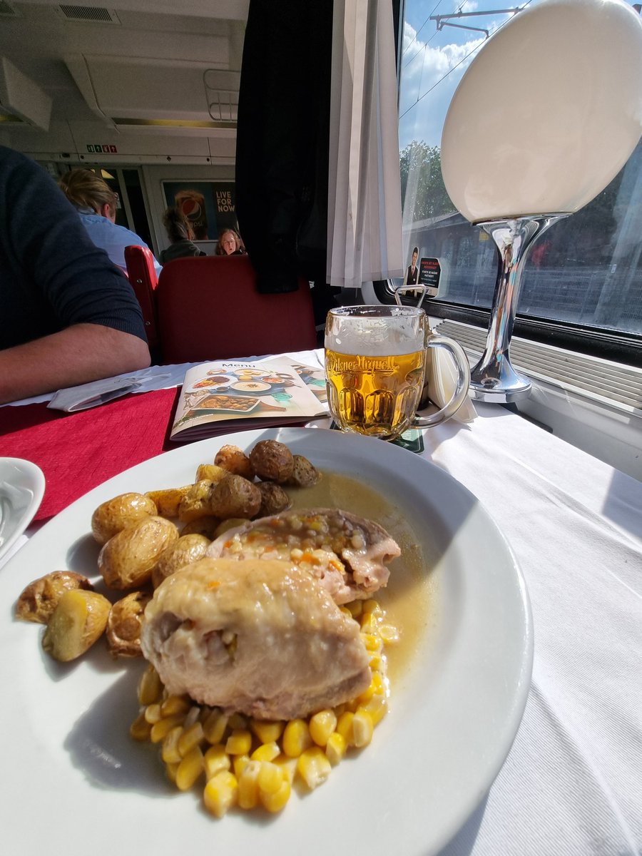 larsradau's tweet photo. #Bahnzeit im #EC378 nach Berlin. Der Speisewagen der @ceskedrahy_ ist gefragt - Schnitzel und Lendenbraten sind schon aus...
[/cc @jaroslavrudis @MatthiasMeisner @TrainTracksEU] https://t.co/6ipcdqQRXX