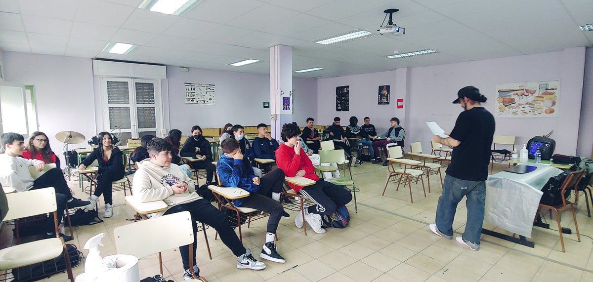 iesvp's tweet photo. Nuestro alumnado de 2.º FPB de #Madera y 3.º ESO ha disfrutado de un maravilloso Taller de rap a cargo de @RAP_ACADEMIA. Gracias a Doctor Loncho por su generosidad y tiempo. @InnovaEducAr @fp_aragon @dgafprofesorado @cpmariadeavila #elVirgenesmúsica #elVirgendejahuella https://t.co/lDXv4YmbcO
