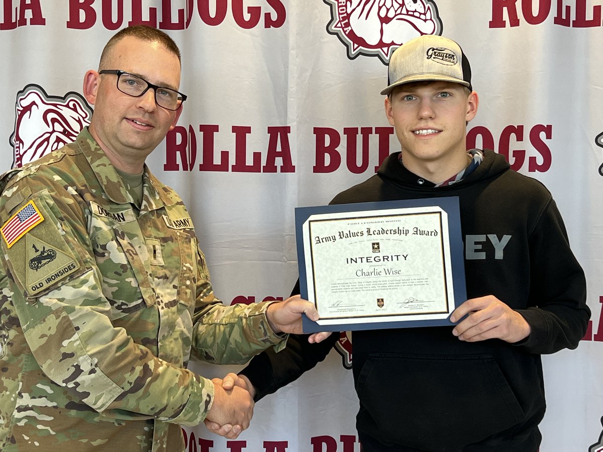 R31Official's tweet photo. A big #RollaBulldog congratulations to RHS junior Charles Wise, who recently received the Army Values Leadership Award for displaying the character value of Integrity.  The award was presented by WO1 Brian Dorgan, U.S. Army Fort Leonard Wood  399th Army Band Commander. https://t.co/Gr1VRKkSZp