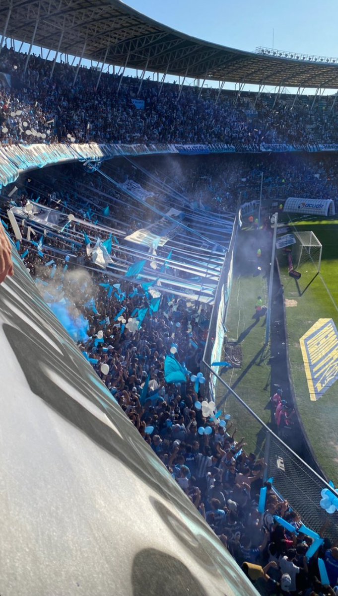 Se me parte el corazón cada vez que vos perdés, me pongo de la cabeza y otra vez te vengo a ver... 🗣️🎶

🤍 Todos Juntos, <a href="/RacingClub/">Racing Club</a> ¡Vamos, Academia! 💙

📸  <a href="/_Ssolovide/">Sol✨</a>