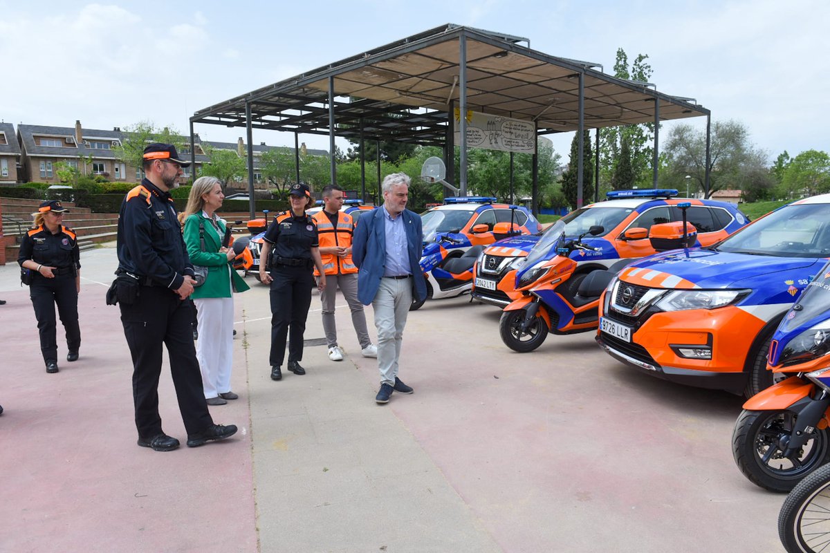 ajsantcugat's tweet photo. L'alcaldessa @mireiaingla ha agraït la tasca que realitza el voluntariat de Protecció Civil #SantCugat https://t.co/fv7KJmn7Zv