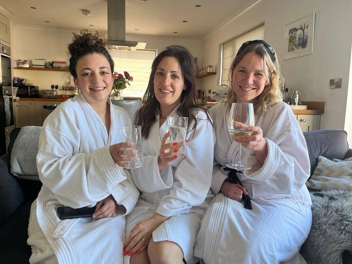 GloPamper's tweet photo. Lisa says Treat yourself with Glo! A Happy Hen review from Reading with 3 Glo therapists working their magic on 17 girls! @Trustpilot https://t.co/DNKMxtmR2m https://t.co/QS2gE6fePt
