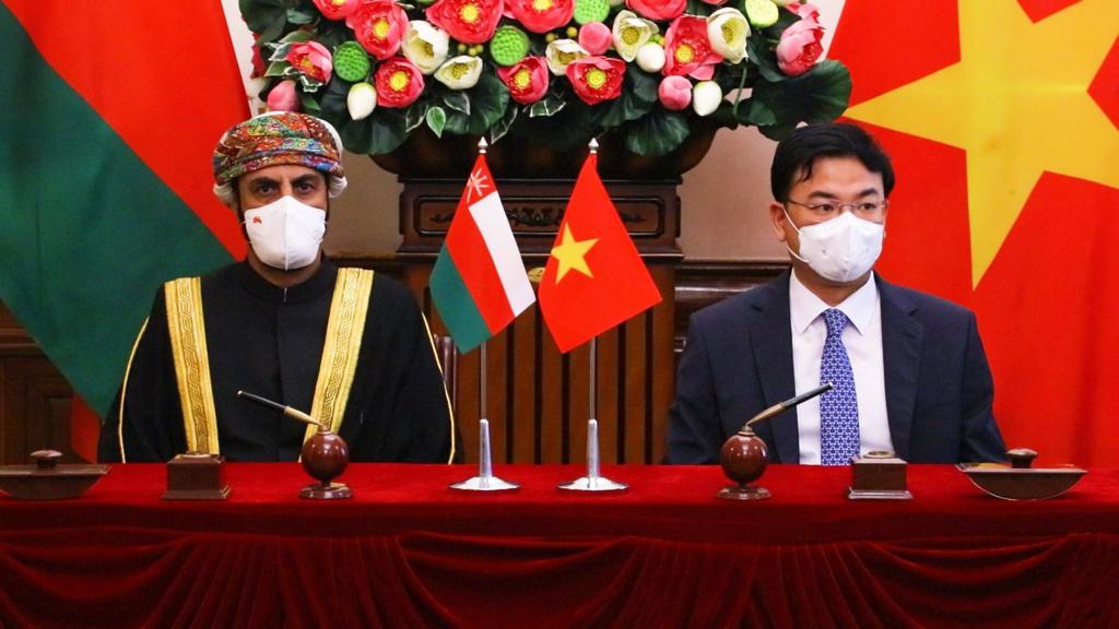OmanEmbassyVN's tweet photo. وقع سعادة السفير صالح بن محمد الصقري ا��يوم بالنيابة عن حكومة سلطنة عمان على اتفاقية الإعفاء المتبادل من التأشيرة لحاملي جوازات السفر الدبلوماسية والخاصة والخدمة والرسمية مع جمهورية فيتنام الاشتراكية وقد وقع الاتفاقية عن الحكومة الفيتنامية سعادة فام كوانج  نائب وزير  الخارجية. https://t.co/luOesfjP1a