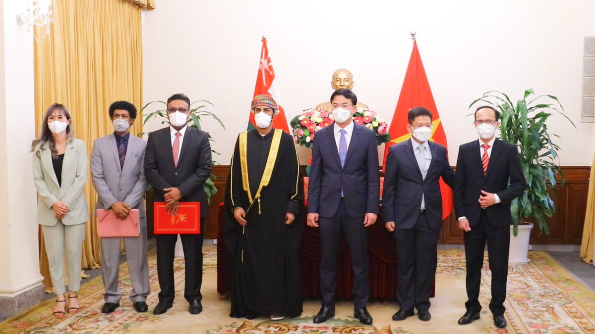 OmanEmbassyVN's tweet photo. وقع سعادة السفير صالح بن محمد الصقري ا��يوم بالنيابة عن حكومة سلطنة عمان على اتفاقية الإعفاء المتبادل من التأشيرة لحاملي جوازات السفر الدبلوماسية والخاصة والخدمة والرسمية مع جمهورية فيتنام الاشتراكية وقد وقع الاتفاقية عن الحكومة الفيتنامية سعادة فام كوانج  نائب وزير  الخارجية. https://t.co/luOesfjP1a