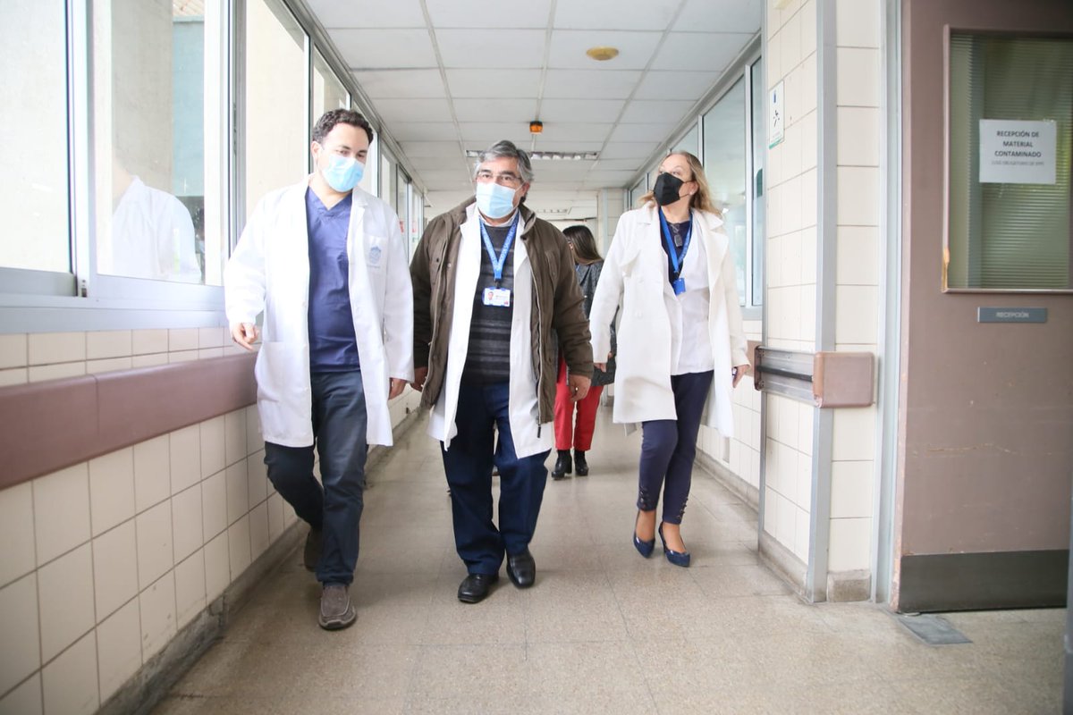RedSSMS's tweet photo. En la coordinación permanente de la red, el Director (s), Dr. Mariano Moreno, prosigue hoy con su ciclo de visitas a los centros de salud, al reunirse con las autoridades de @hblt_rsocial , hospital base de la #RedSur y uno de los más grande nuestro país. https://t.co/JGey9dgPH0