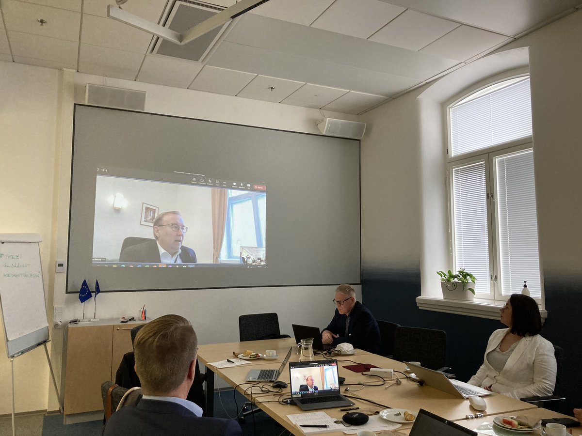 Valtiosihteeri <a href="/TimoReina/">Timo Reina</a> tuo <a href="/VMuutiset/">Valtiovarainministeriö | Finansministeriet</a> terveiset maakuntien hallintojohtajien kokoukseen. Isot hallintouudistukset = hyvinvointialueet ja TE2024-uudistus tehdään julkisen talouden kannalta hankalassa tilanteessa. Näkymät jatkosta ovat sumeat.