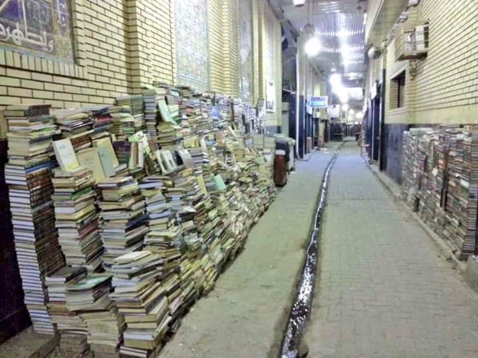 Benvenuti al "mercato del libro dell'Iraq, dove i libri rimangono per strada di notte, perché gli iracheni dicono: "Il lettore non ruba e il ladro non legge.

#CasaLettori #LuoghiInUnoScatto