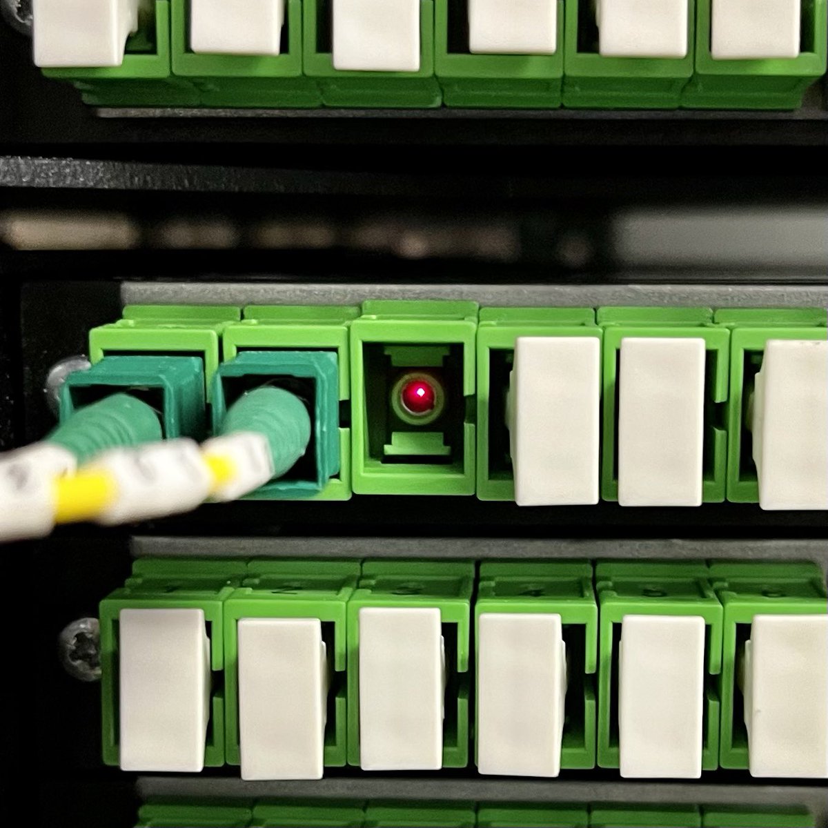 Notre équipe chargé d’affaires du 47 testent la continuité du réseau fibre optique du central à l’armoire, afin d’assurer une qualité de service optimale qui respecte les engagements d’Orange.
#AMEL47
<a href="/OrangeNvAquit/">Orange Nouvelle Aquitaine</a> @ThomViv <a href="/olivierdefosse/">Olivier Defosse</a>