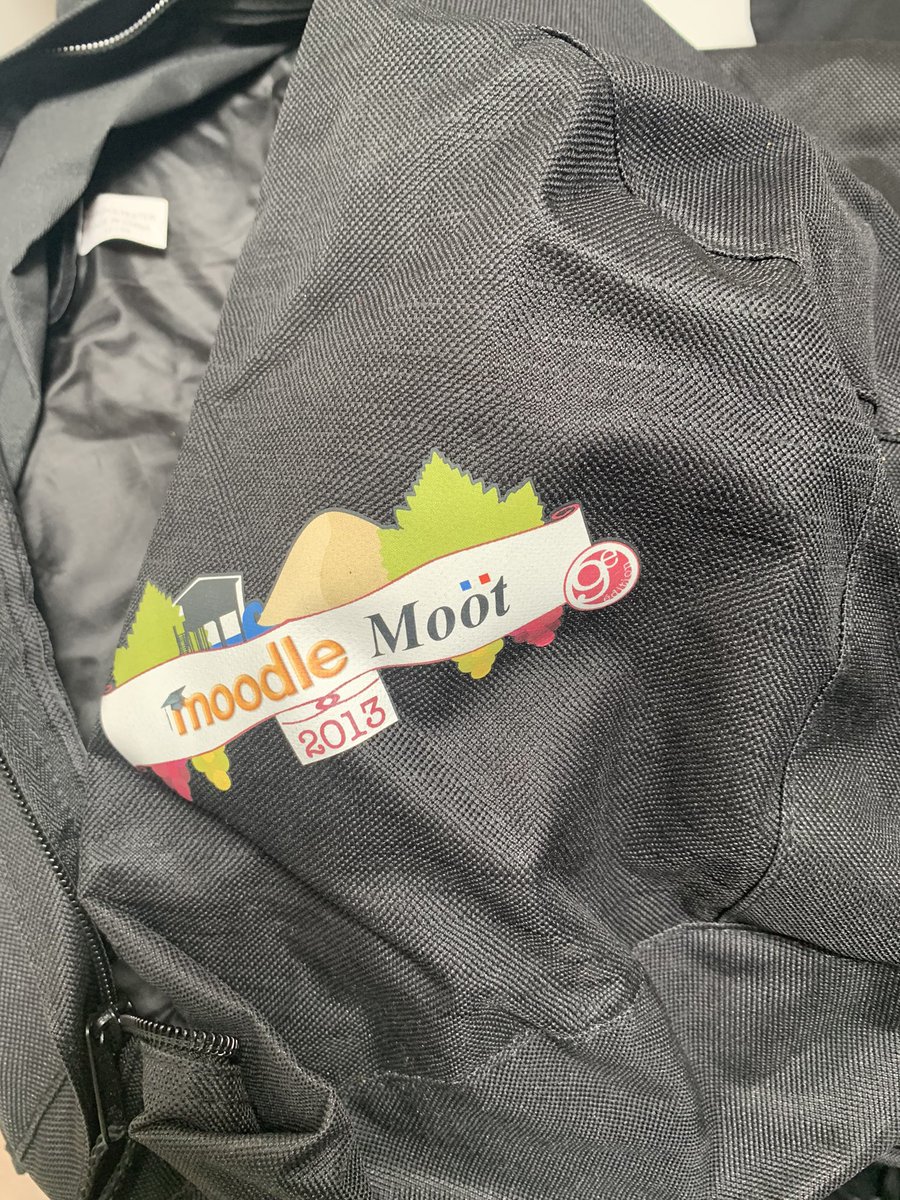 lezzles's tweet photo. Decluttering @moodlemootfr @SAES_FR @EurocallLang @Ranacles_France #conferencebags https://t.co/ub90LuLNFN
