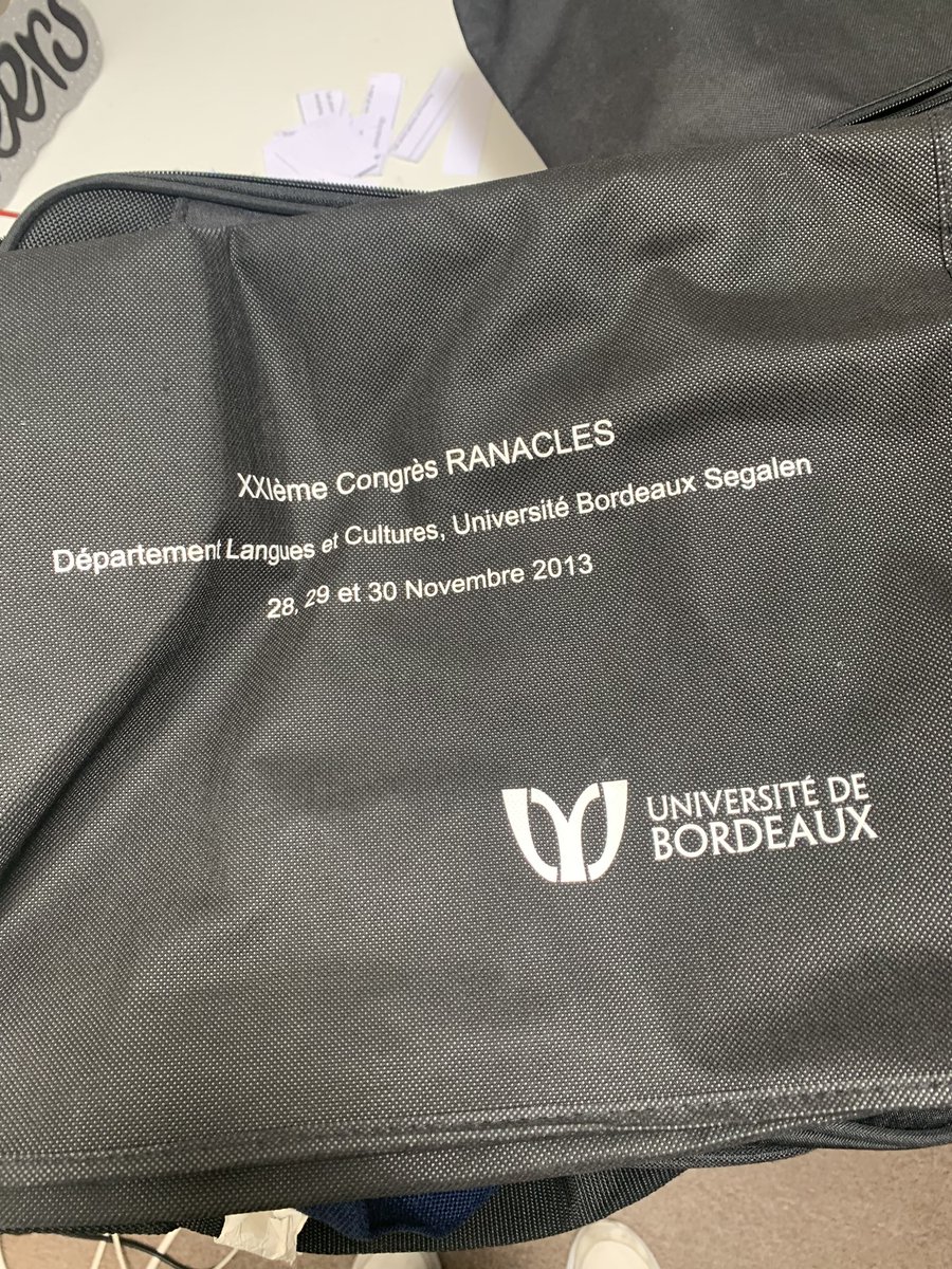 lezzles's tweet photo. Decluttering @moodlemootfr @SAES_FR @EurocallLang @Ranacles_France #conferencebags https://t.co/ub90LuLNFN