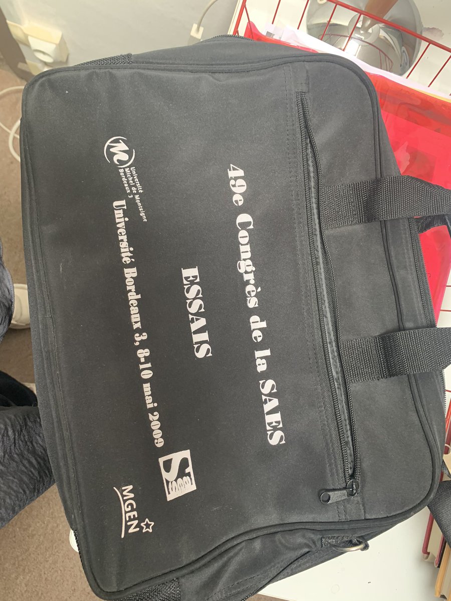 lezzles's tweet photo. Decluttering @moodlemootfr @SAES_FR @EurocallLang @Ranacles_France #conferencebags https://t.co/ub90LuLNFN