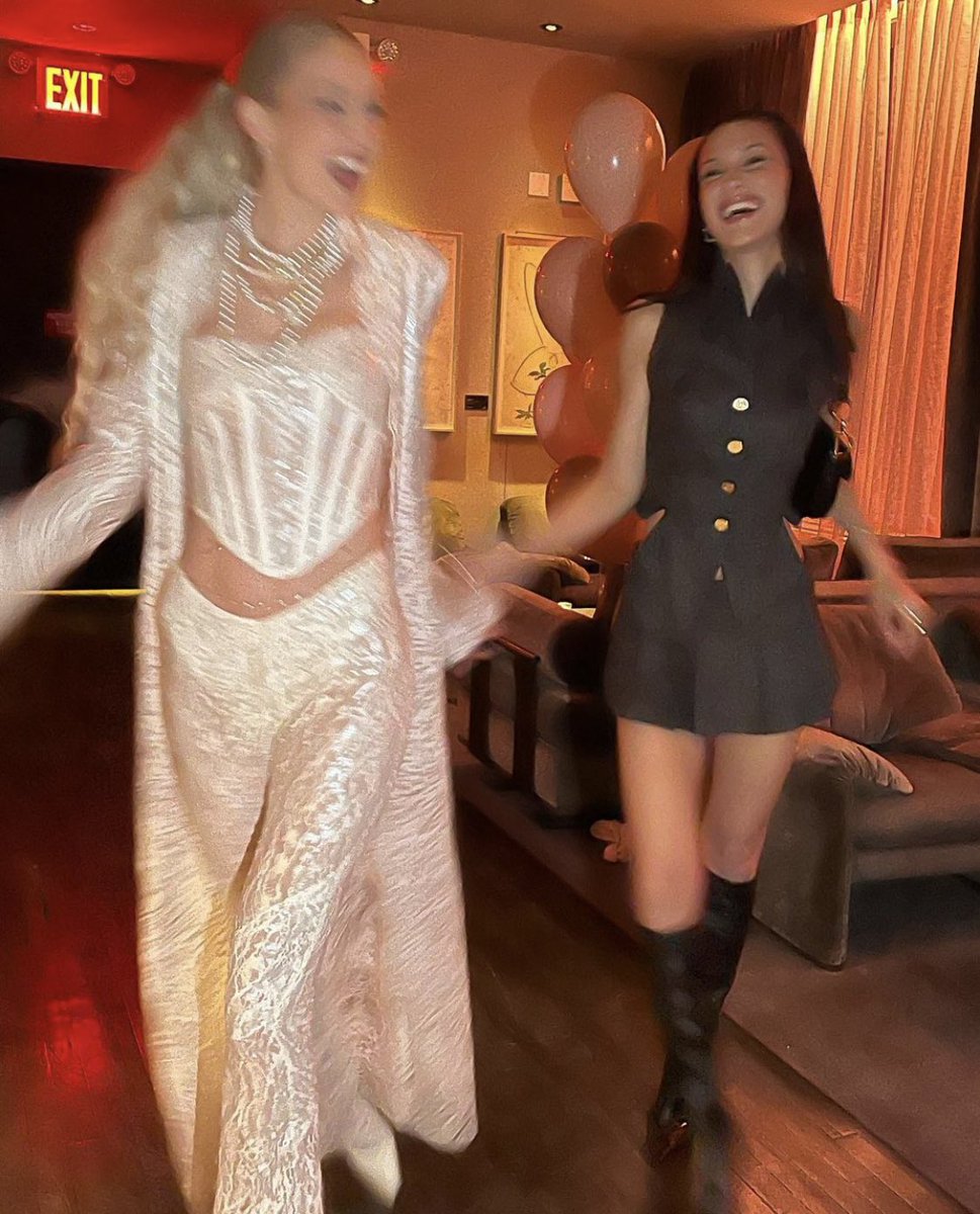 hadidcomfort's tweet photo. gigi and bella being THE iconic duo. https://t.co/FroZaUZHXr