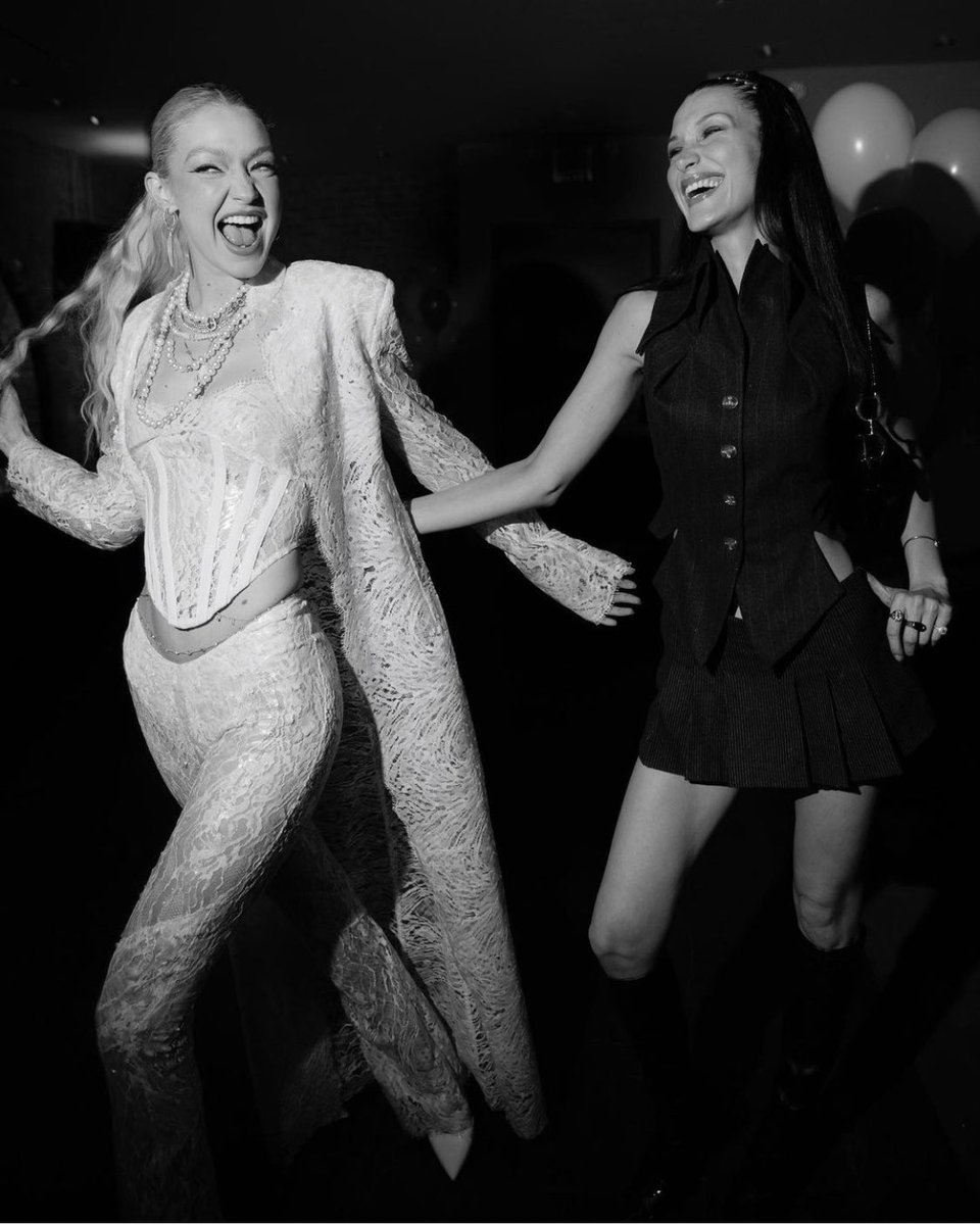 hadidcomfort's tweet photo. gigi and bella being THE iconic duo. https://t.co/FroZaUZHXr