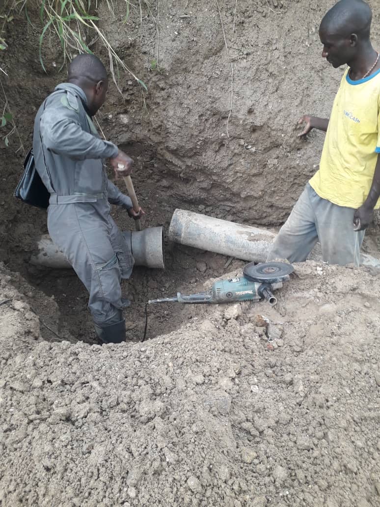 Regideso_bdi's tweet photo. 🛑🚰Un glissement de terrain a endommagé la conduite de distribution d'eau à #kamesa,l'alimentation en eau potable des quartiers #kinanira1,#Musaga& environs est perturbée. Nos équipes techniques sont à l'œuvre pour rétablir la situation. https://t.co/Q7N0jmS6d2