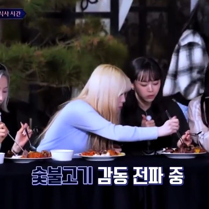 zkkdychy's tweet photo. HELP CHAEHYUN IS ALREADY SITTING WITH LOONA'S TABLE 😭 https://t.co/edSatjEsQU