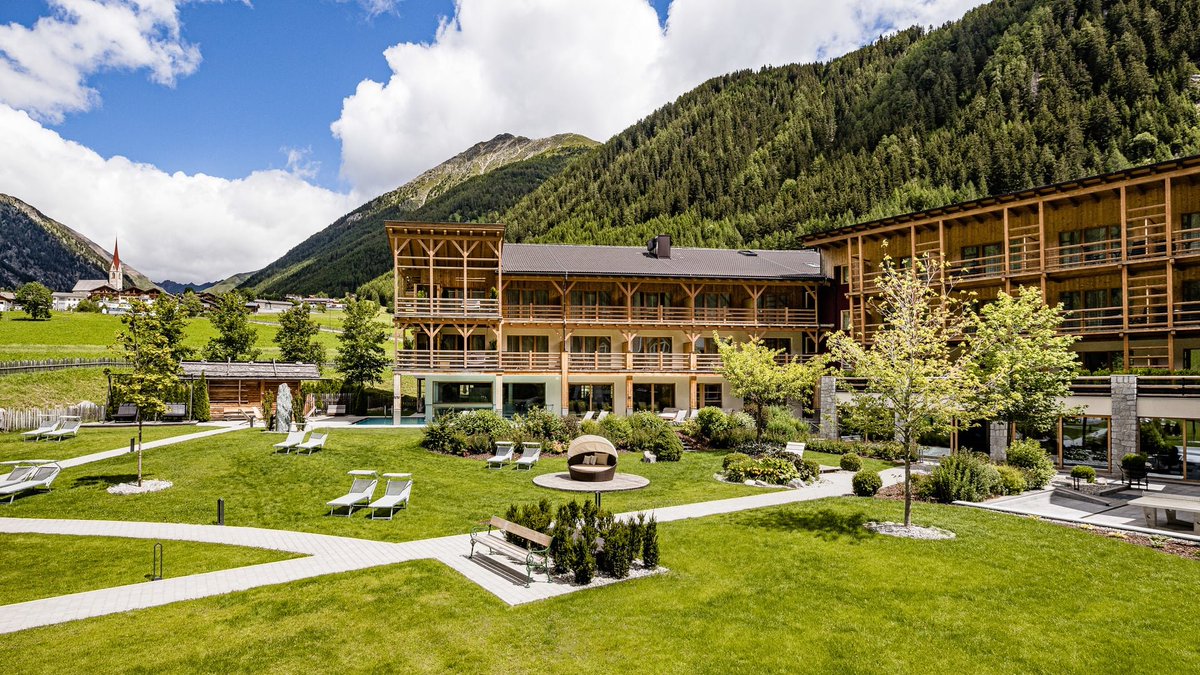 dolomiticlass's tweet photo. Alpin Hotel Masl reopens on 15th May for the #summer season🌞

Take advantage of a #holiday in South Tyrol and benefit  of the AlmencardPLUS free of charge😎

Find out: https://t.co/VgaYwq5bPp

#luxurytravel #destinationluxury #sognadolomiticlass #suedtirol https://t.co/4EUsxvHbbH