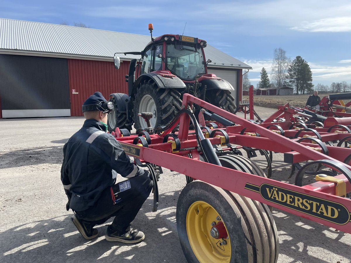 liespuu's tweet photo. There is still no rush for sowing #spring_cereals. Last snow melted in Vihti a week ago and the fields seem to be very wet. BUT the preparations are well under way. #YaraKotkaniemi #Vihti #Finland https://t.co/zJdUfb1TqE