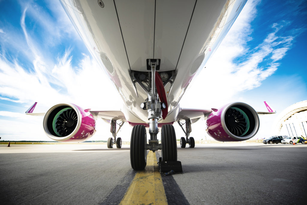 news_LARA's tweet photo. .@wizzair Air celebrates the arrival of @prattandwhitney's 1,000th GTF-powered @Airbus A320neo. "The industry-leading technology in the GTF engine is helping to power our growth..." Owaine Jones, Chief Development Officer, Wizz Air
#GTFengine #LARAHMG
https://t.co/2WMbBjOAcc https://t.co/SQxyQHm3MT