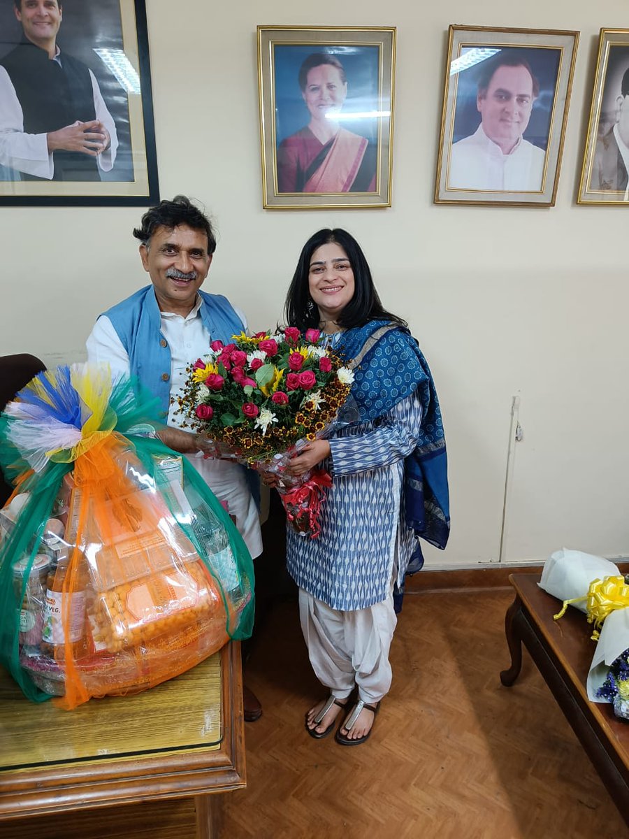 Shruti4Progress's tweet photo. आज कांग्रेस के वरिष्ठ नेता एवं @INCHaryana के प्रभारी श्री @VivekBansal72 जी से @AICCMedia मुख्यालय पर शिष्टाचार भेंट की तथा उनका आभार व्यक्त किया।

शीर्ष नेतृत्व के मार्गदर्शन व प्रभारी जी के नेतृत्व में हम एकजुट होकर प्रदेश में कांग्रेस का हाथ मजबूत करने का कार्य करेंगे। https://t.co/16tzXjxmsV