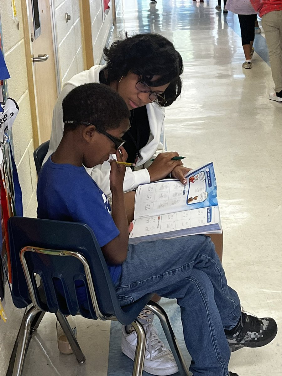 WHSTeacherCadet's tweet photo. TCs teaching in the field, making a difference. I’m extremely proud of their hard work and dedication. @RedhawkJackson1 @MrsTNicholson @RichlandTwo https://t.co/yWNYCOTP3C