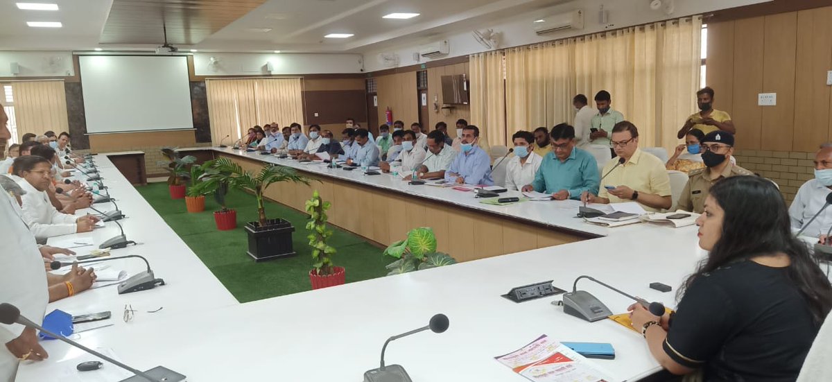 जिलाधिकारी <a href="/medharoopam/">Medha Roopam</a> की अध्यक्षता में आज जिला स्तरीय उद्योग बन्धु बैठक का आयोजन किया गया जिसमे जनपद में उद्योग एरिया की स्थिति, औद्योगिक क्षेत्र में पेय जल, अग्निशमन केंद्र, पुलिस थाना एवं विभाग से सम्बन्धित अन्य बिन्दुओ पर चर्चा की गयी <a href="/UPGovt/">Government of UP</a> <a href="/CMOfficeUP/">CM Office, GoUP</a>