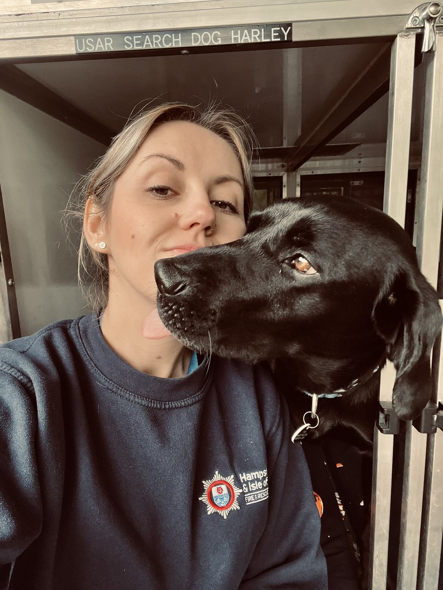 LPW_94's tweet photo. I’m not really one for #PDA in the workplace, but I’ll make an exception for this one 🐶😊
#FireDog #WorkingDog #SearchDog #BlackLab #LabsofTwitter #Dog #DogsofTwitter #FireService #HantsFire #HIWFRS #FireInvestigation @HantsIOW_fire https://t.co/Pw8pMnzRLe